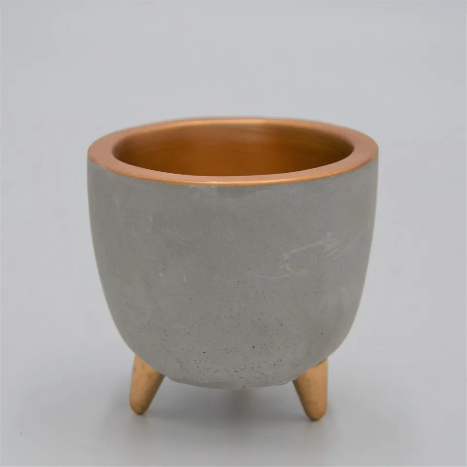 pasiora-beton-bertopf-emma-mit-f-en-und-gold-akzenten-f-r-6cm-sukkulenten image 1