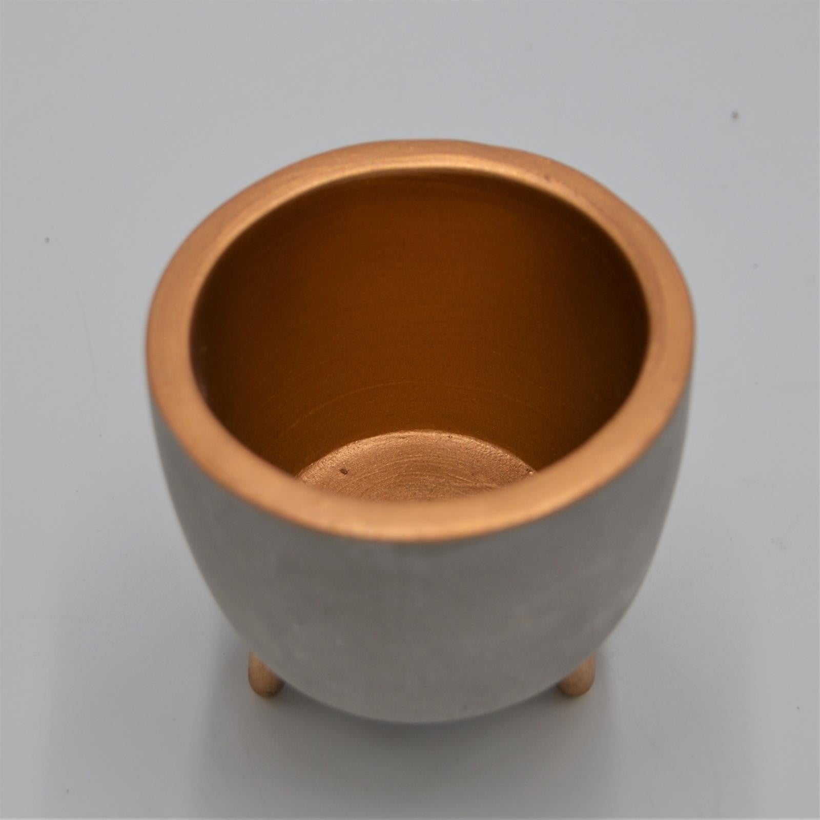 pasiora-beton-bertopf-emma-mit-f-en-und-gold-akzenten-f-r-6cm-sukkulenten image 2